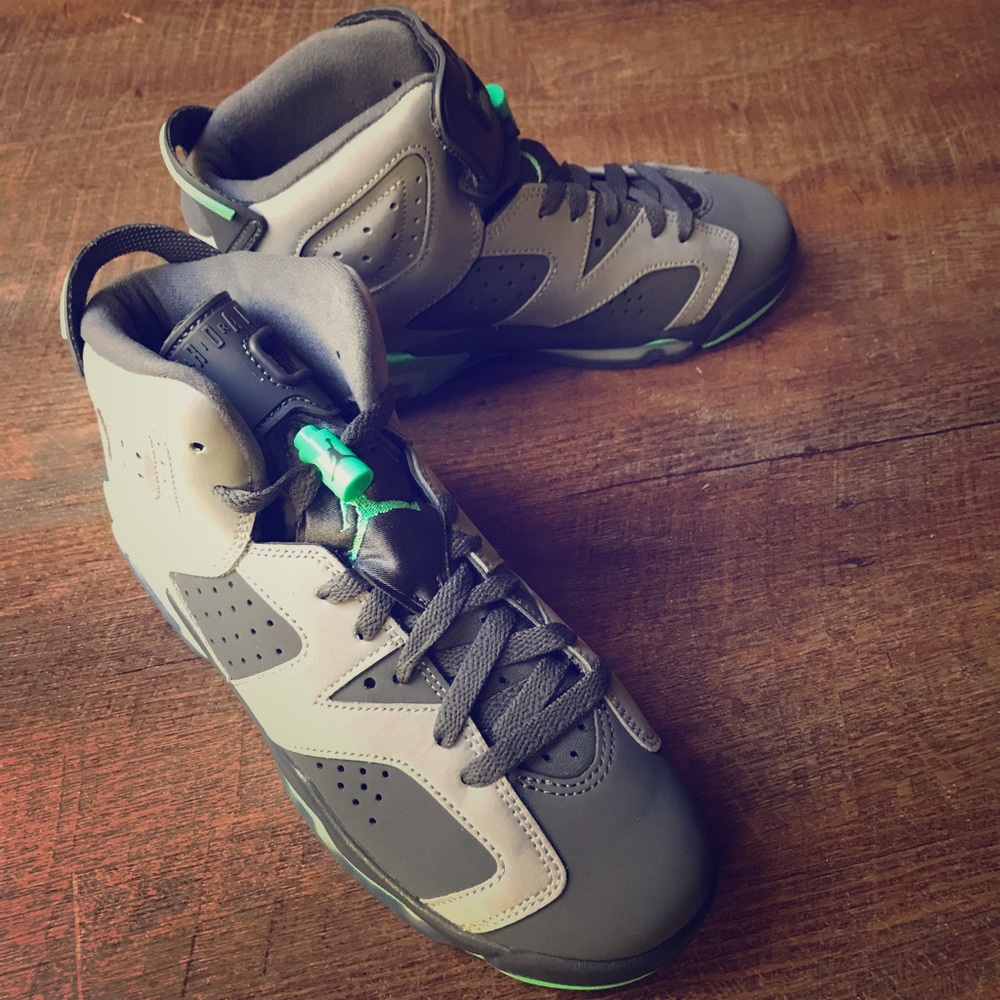 New, in box, never worn Air Jordan 6 Retro 7y.